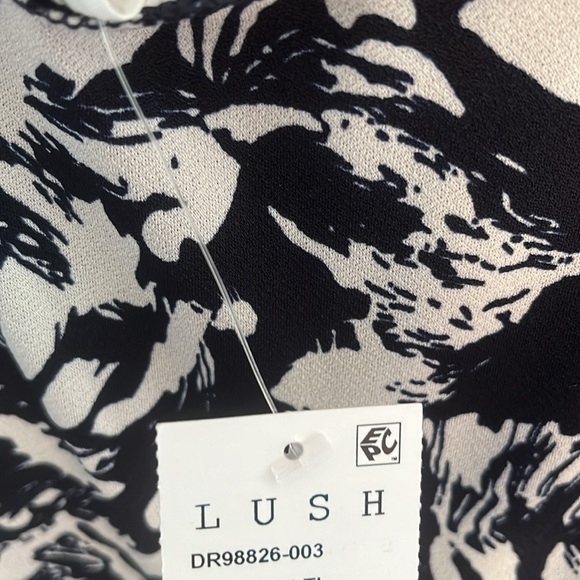NWT Lush Women’s Black And Cream Wrap Dress Size Large - Picture 7 of 12